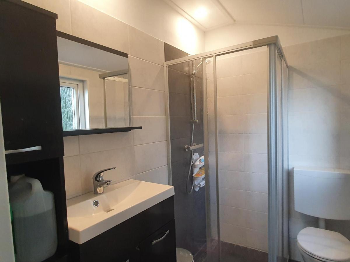 Villa Relax Huisje Is Een Luxe Huisje Met Een Vaatwasser En Zeer Snel Wifi 5G En Is Voorzien Van Een Nieuwe Badkamer En Keuken Met Een Omheinde Tuin Met Een Eigen Parkeerplaats Putten Exterior foto